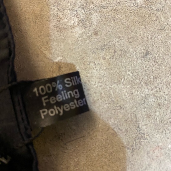 Scarf - Large unbranded silk feeling scarf/shawl - Picture 7 of 8